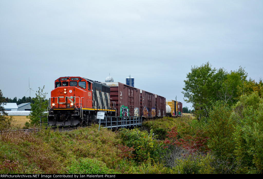 CN 9576 leads 561 at Rue Joseph-Roy